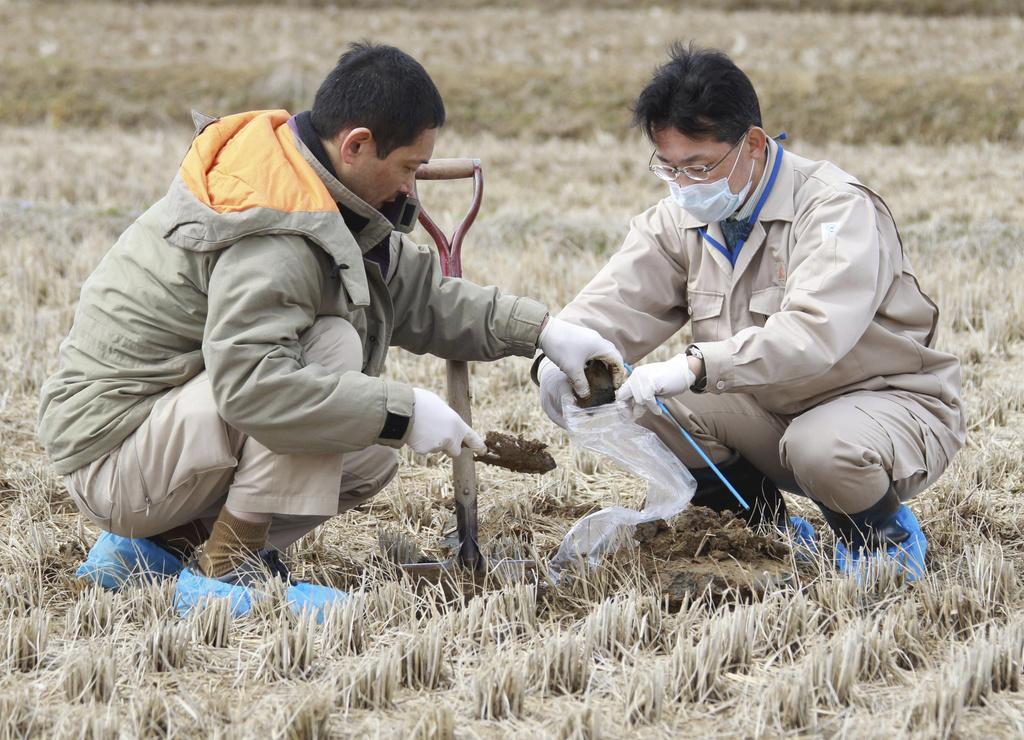 Des mesures effectuées dans la terre à 40km de la centrale de Fukushima révèlent des taux de radioactivité supérieurs à la norme. [KEYSTONE - Yomiuri Shimbun, Tsuyoshi Yoshioka]