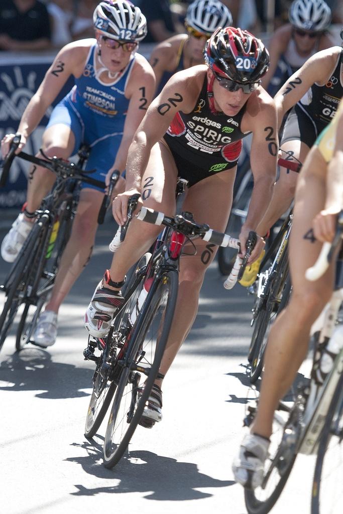 Spirig a perdu beaucoup d'énergie lors du vélo pour combler son retard après la natation. [KEYSTONE - Dominic Favre]