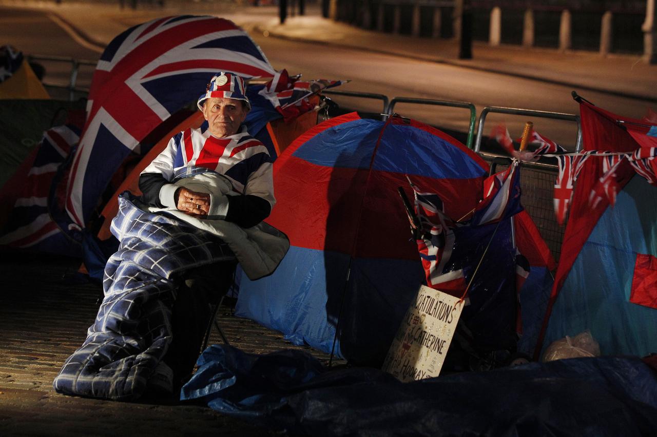 Des fans du mariage princier campent devant l'abbaye de Westminster dans l'espoir d'apercevoir William et Kate. [REUTERS - Phil Noble]