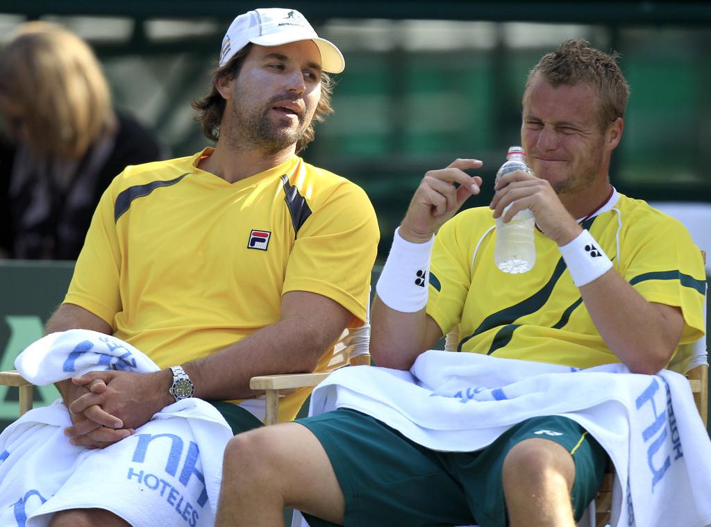 Lleyton Hewitt et son capitaine Patrick Rafter ont dû constater la supériorité de Federer. [KEYSTONE - Rick Rycroft]