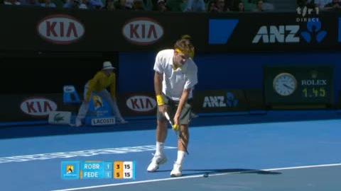 Tennis / Open d'Australie: Roger Federer reprend sa marche en avant, il breake l'Espagnol et empoche la troisième manche 6-3.