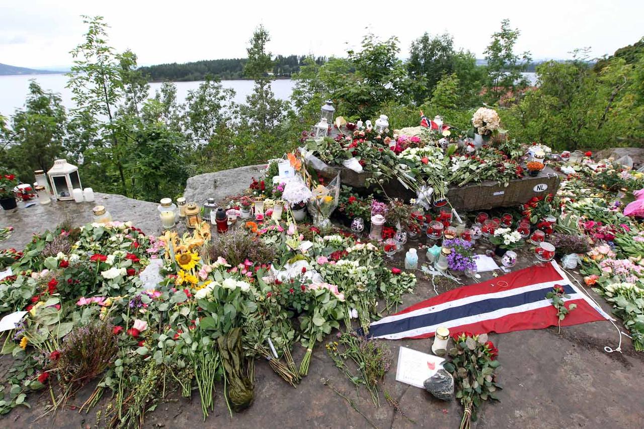 Un mémorial de fleurs de bougies a été dressée sur l'île d'Utoya. [REUTERS - Fabrizio Bensch]