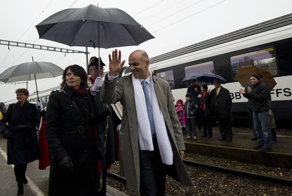 Seule la météo n'était pas à la fête lors de l'arrivée d'Alain Berset dans son fief de Belfaux. [Jean-Christophe Bott]