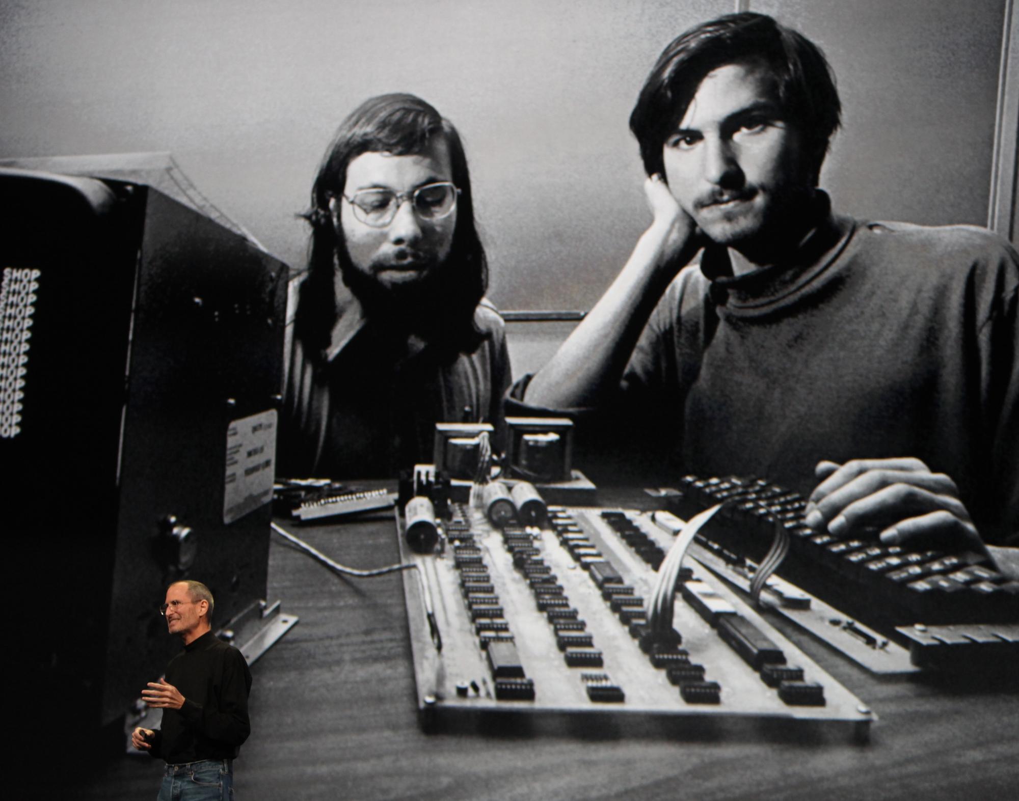 En 1976, Steve Jobs et Steve Wozniak présentent le premier ordinateur Apple: un circuit imprimé. [REUTERS - Kimberly White]