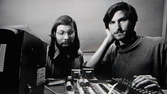 En 1976, Steve Jobs et Steve Wozniak présentent le premier ordinateur Apple: un circuit imprimé. [REUTERS - Kimberly White]