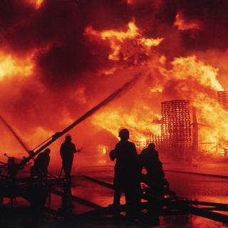 Incendie d'un entrepôt de Sandoz à Schweizerhalle, 1er novembre 1986. [Silvio Mettler]
