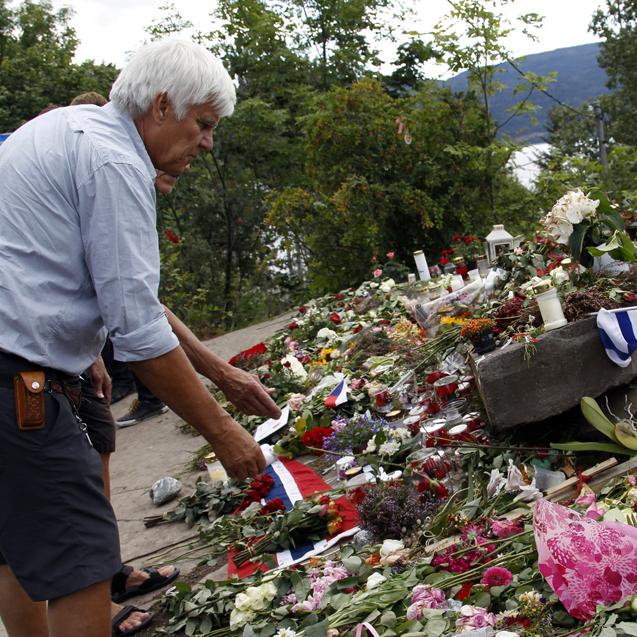 Les familles des victimes et les survivants ont pu se rendre ces deux derniers jours sur l'île d'Utoya pour rendre hommage aux victimes. [Fabrizio Bensch]