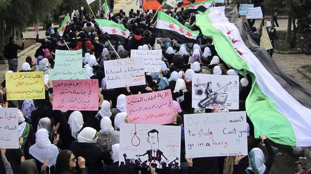 Des manifestants dans les rues de Homs, en Syrie.