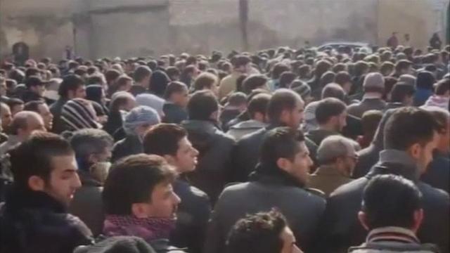 Les quelque 70'000 manifestants qui s'étaient réunis à Homs ont été dispersés par les forces de l'ordre avec du gaz lacrymogène. [RTS]