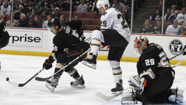 Steve Ott (29, blanc) tente de prendre la rondelle à Luca Sbisa. Dans les buts, Ray Emery veille au grain. [Keystone - Christine Cotter]