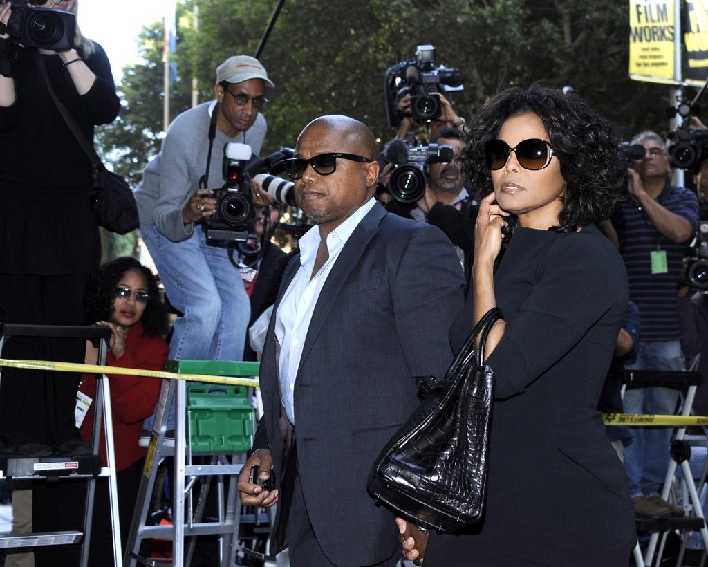 Les frère et soeur de Michael Jackson, Randy et Janet, à leur arrivée au tribunal ce mardi 27 septembre. [KEYSTONE - Paul Buck]