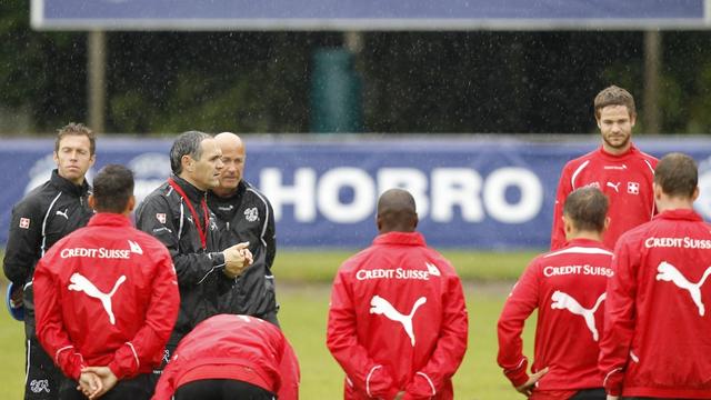 Les M21 se sont entraînés sous une pluie battante lundi soir. [KEYSTONE - PETER KLAUNZER]