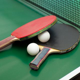 Table et raquettes de ping pong. [Esline]