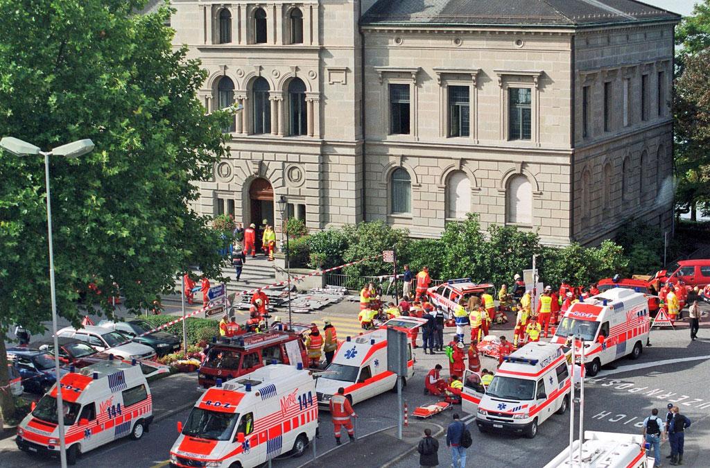 Les ambulances devant le bâtiment du Grand Conseil, Zoug après l'attaque. [Keystone - Urs Flüeler]