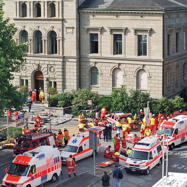 Les ambulances devant le bâtiment du Grand Conseil, Zoug après l'attaque. [Keystone - Urs Flüeler]