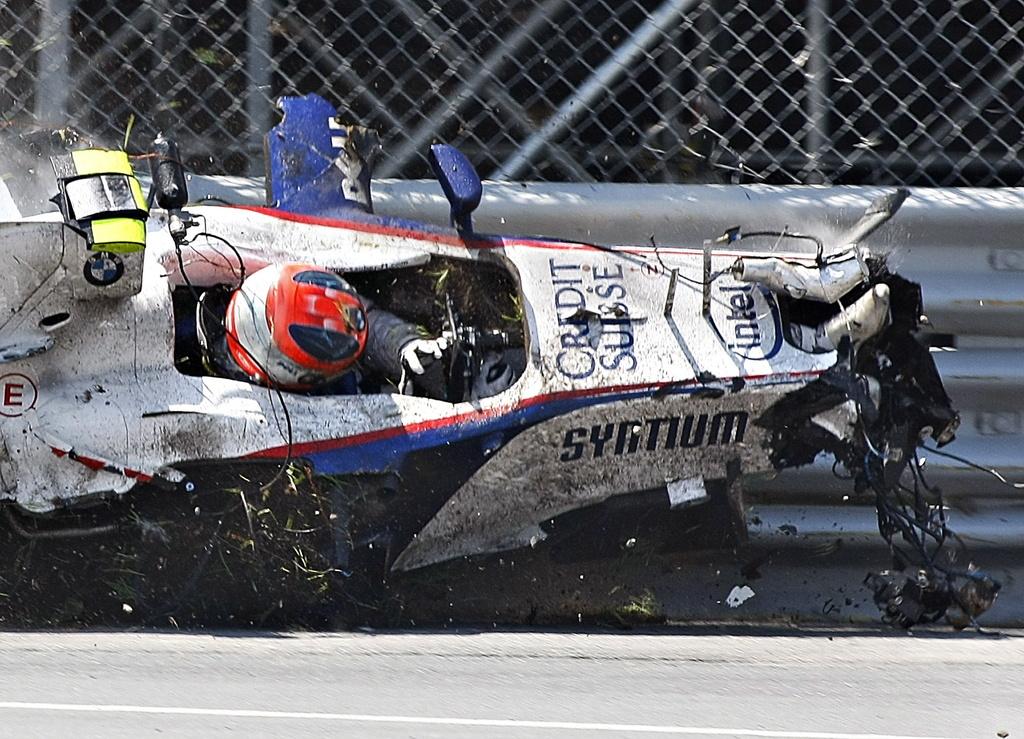 L'accident de Kubica en 2007 au Canada: on aperçoit le pied du pilote au bout de sa monoplace. [KEYSTONE - Jacques Boissinot]