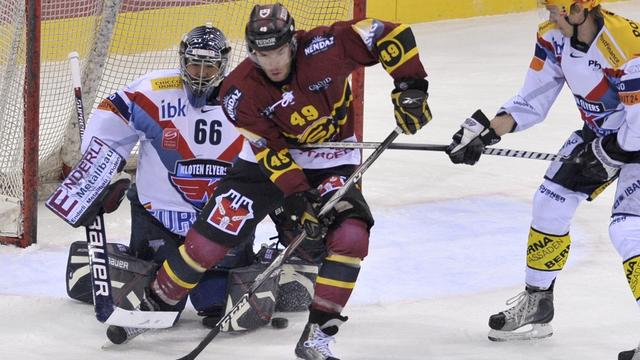 Dan Fritsche (au centre) s'est fracturé une main face à Kloten. [Dominic Favre]