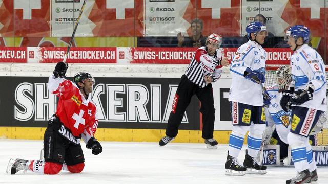 Kevin Romy célèbre sa première réussite. La Suisse n'avait plus réussi de blanchissage contre la Finlande depuis 1952.