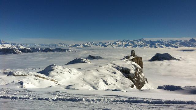 Vue de la mer de brouillard depuis le glacier des Diablerets. [Pam Fernqvist]