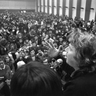 Novembre 1986: Daniel Cohn-Bendit s'adresse aux étudiants de l'université Paris-X à Nanterre, deux après avoir adhéré au parti écologiste allemand "Die Grünen".  Il est nommé au conseil d'administration de cette même institution en avril 2012. [Pascal Georges  ]