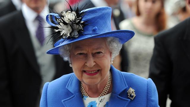La reine a assisté à la course hippique d'Epsom toute de bleu vêtue. [Carl Court]