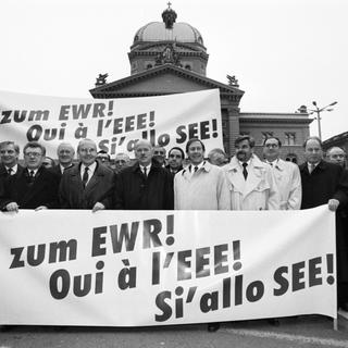 La campagne sur l'EEE avait déchaîné les passions en Suisse en 1992. [KEYSTONE - Str]