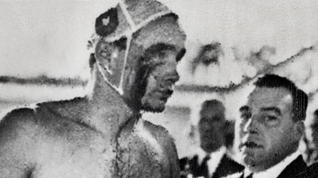 Melbourne 1956: le Hongrois Ervin Zador ressort de la piscine ensanglanté lors du match de water-polo face à l'URSS.