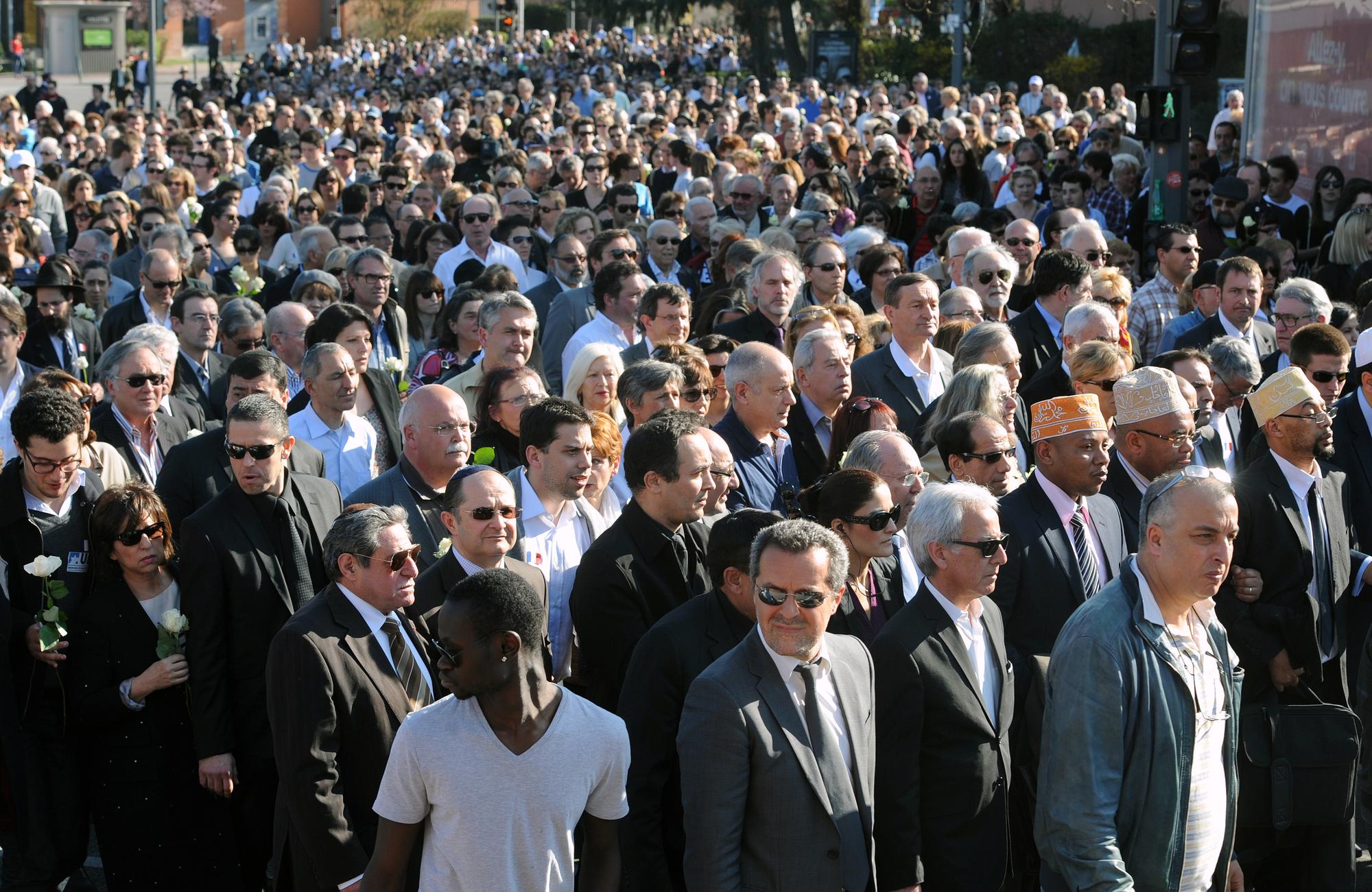 Plusieurs milliers de personnes ont rendu hommage dimanche, comme ici à Toulouse, aux victimes des tueries de Mohamed Merah. [AFP - ERIC CABANIS]