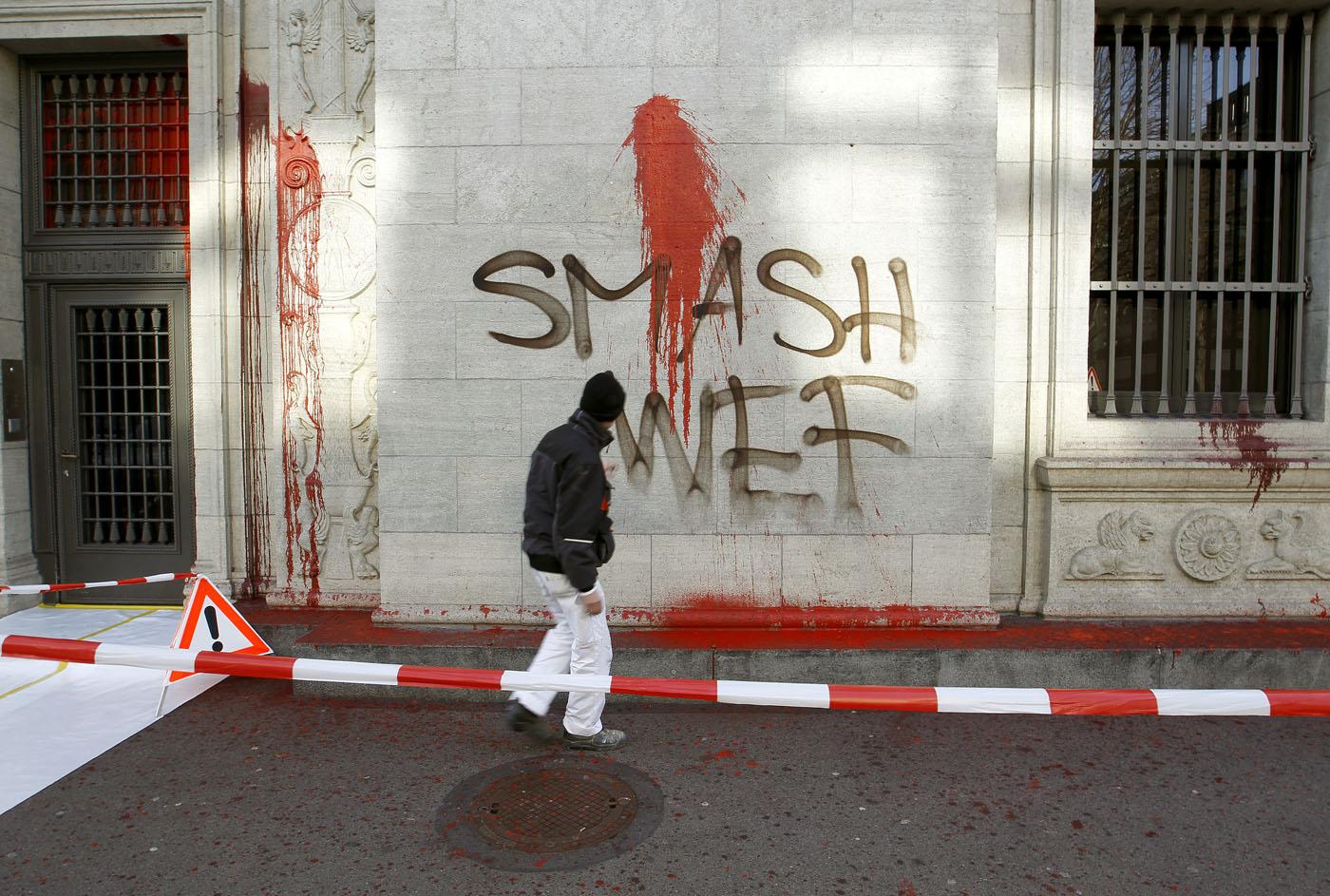 Des opposants au WEF ont exprimé leur mécontentement sur la façade de la BNS à Zurich. [REUTERS - Arnd Wiegmann]