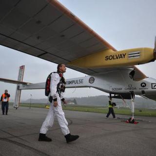 Le pilote de Solar Impulse André Borschberg à côté de l'avion solaire, le 24 mai 2012 à Payerne, en Suisse
