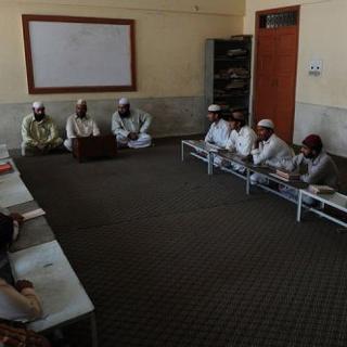 L'imam Abdul Khaliq Faridi (c) sensibilise des étudiants aux modes de transmission du sida, le 29 novembre 2012 à Karachi