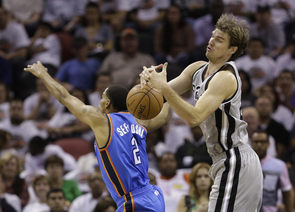 Thabo Sefolosha (en bleu) ici à la lutte avec Tiago Splitter. [Keystone - Eric Gay]