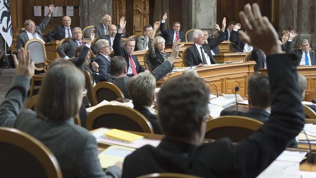 Par 22 voix contre 18, le Conseil des Etats a décidé mardi de renforcer le dispositif contre le dumping salarial. [Lukas Lehmann]