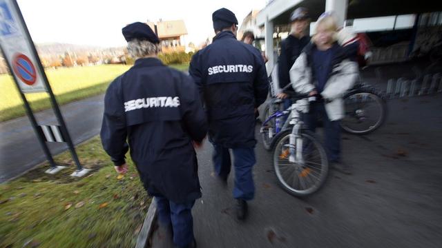 Deux agents de sécurité patrouillent à Steffisburg. [Yoshiko Kusano]