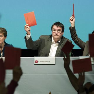 Christian Levrat, président du PS, vote lors de l'assemblée des délégués. [Peter Schneider]