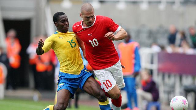 Le Gabonais Henri Ndong aux prises avec le Suisse Pajtim Kasmi. [Scott Heppell]