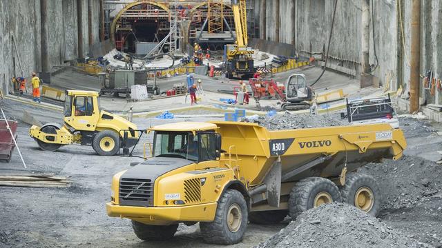 Des ouvriers travaillent sur le tronçon de l'autoroute A9 entre La Souste et Gampel (VS). [Jean-Christophe Bott]