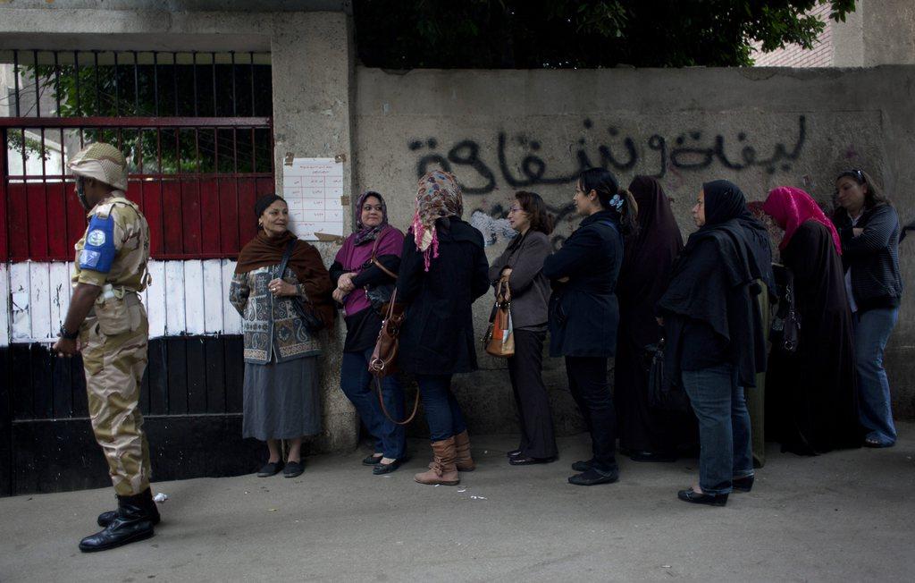 L'armée égyptienne a été appelée en renfort pour assurer la sécurité des opérations de vote. [KEYSTONE - AP Photo/Nasser Nasser]
