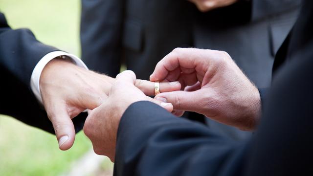 L'Eglise protestante vaudoise pourrait célébrer des rites liturgiques pour unir deux personnes du même sexe. [©Fotolia.com - Lisa F. Young]