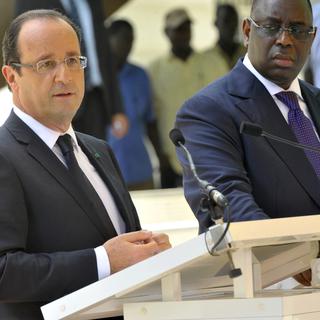 François Hollande à Dakar aux côtés du président sénégalais Macky Sall. [Seyllou]