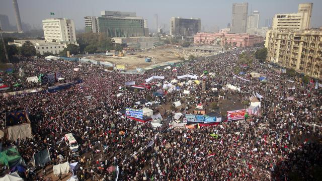 Un an jour pour jour après le début de la contestation en Egypte, des milliers de manifestants ont rejoint la Place Tahrir, lien symbolique du mouvement. [REUTERS - Suhaib Salem]