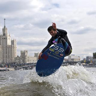 Un wakeboarder professionnel sur la Moskva River à Moscou. [Vsevolod Vlasenko]
