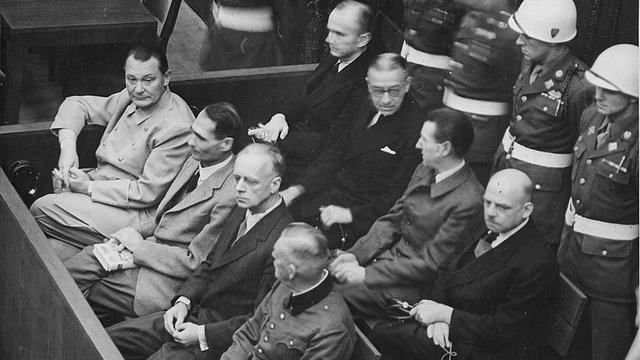 Les accusés dans leur box lors du procès de Nuremberg. 1945-1946. [Commons - Gouvernement fédéral des USA.]