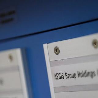 La plaque du groupe britannique Aegis à leurs bureaux de Bâle, en Suisse, le 12 octobre 2011