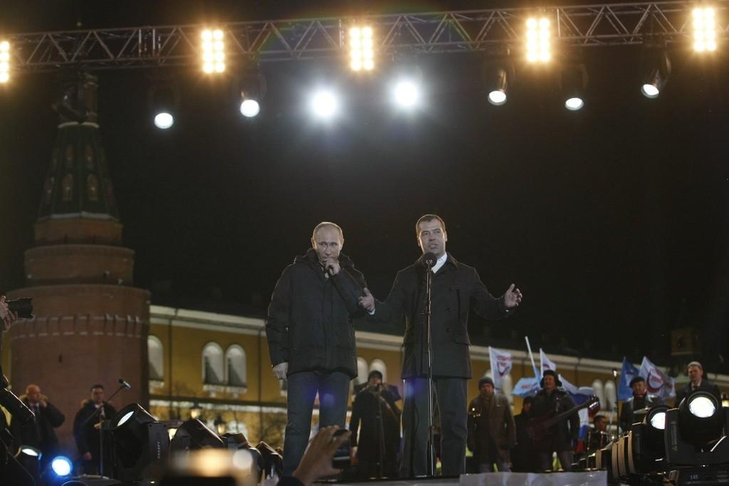 Vladimir Poutine, futur président, et Dmitri Medvedev, chef de l'Etat actuel, ont estimé que l'élection avait été "ouverte et honnête". [Alexander Zemlianichenko Jr.]