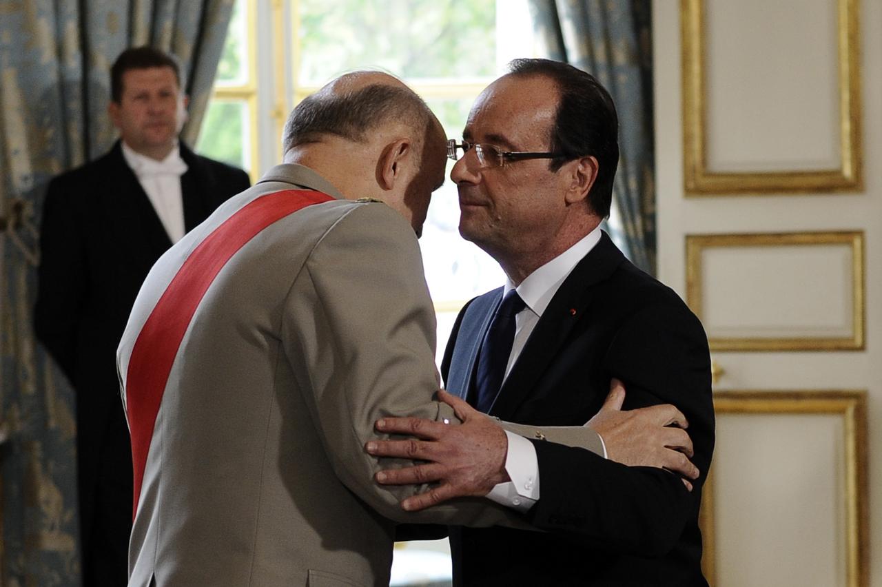 Le moment de l'intronisation au titre de "Grand Maître de l'ordre de la Légion d'honneur". [AFP - Fred Dufour]