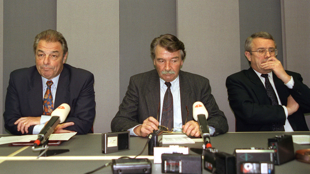 Les conseillers fédéraux Delamuraz, Felber et Kohler à l'heure de la défaite sur l'EEE, le 6 décembre 1992. [Keystone - STR]