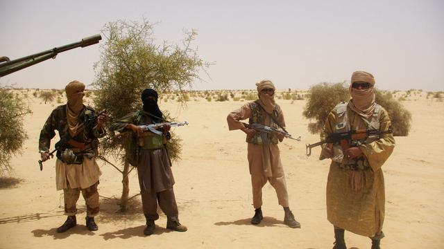 Des combattants du groupe islamiste Ansar Dine dans le désert du Mali.