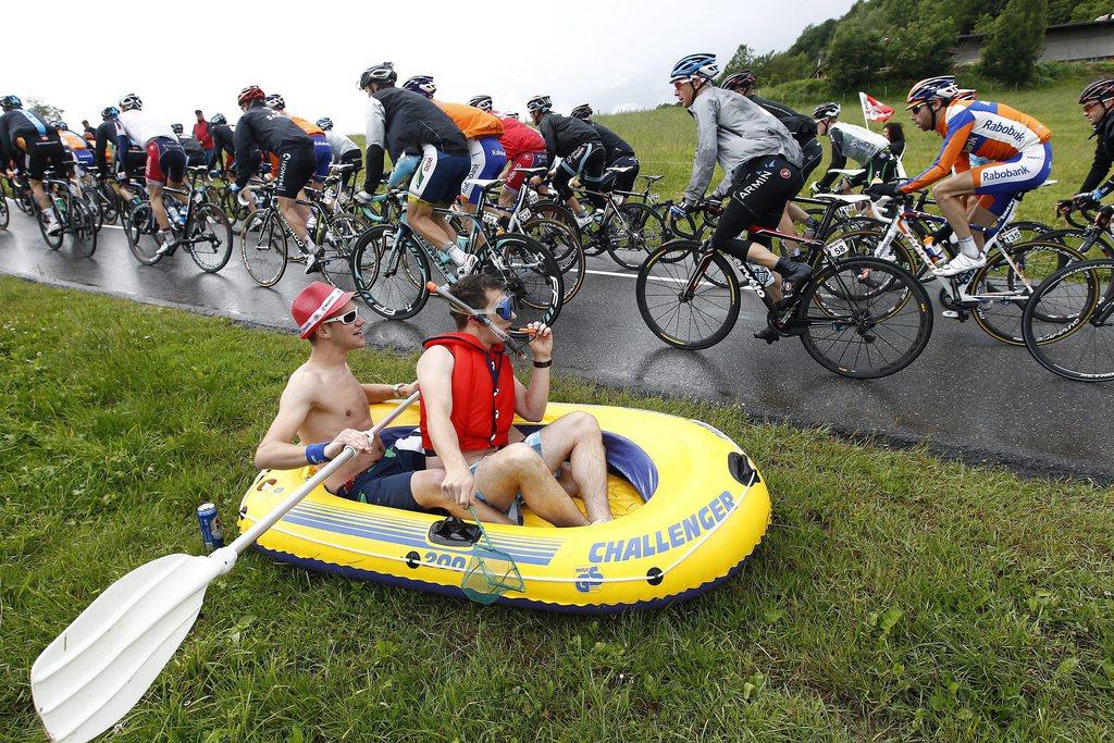 Les coureurs du Tour de Suisse ne sont effectivement pas gâtés par la météo cette année... [Keystone - PETER KLAUNZER]