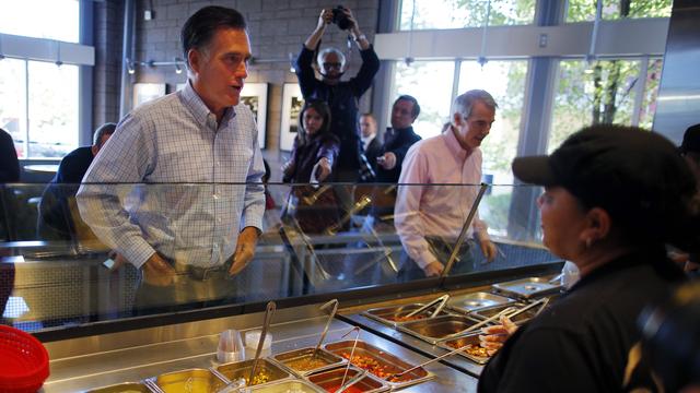 Le 2 octobre, Mitt Romney s'en va goûter la nourriture d'un restaurant de Denver, dans le Colorado. [Brian Snyder]